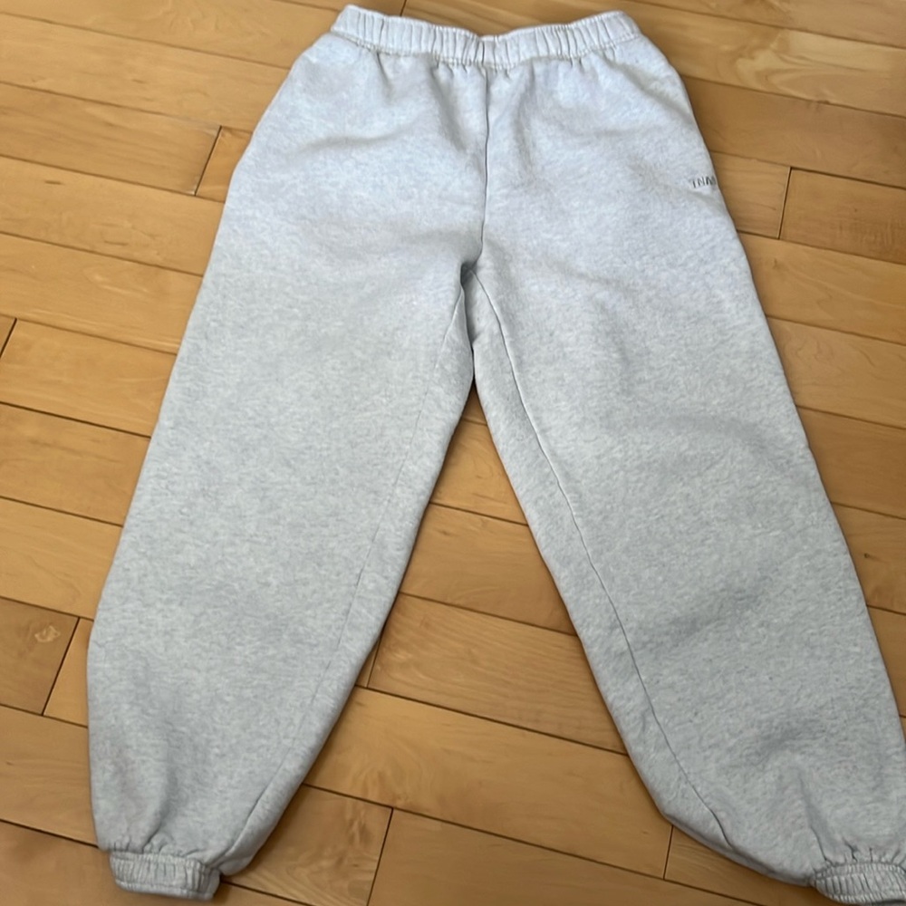 Aritzia’s TNA , cozy fleece, mega fit gray joggers perfect condition. Size xs